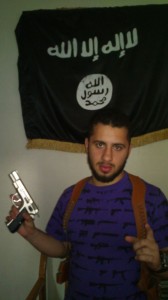 Ahmed Samsam med pistol og islamistisk flag. Flaget bruges primært af al-Qaeda og Jabhat al-Nusra. 
