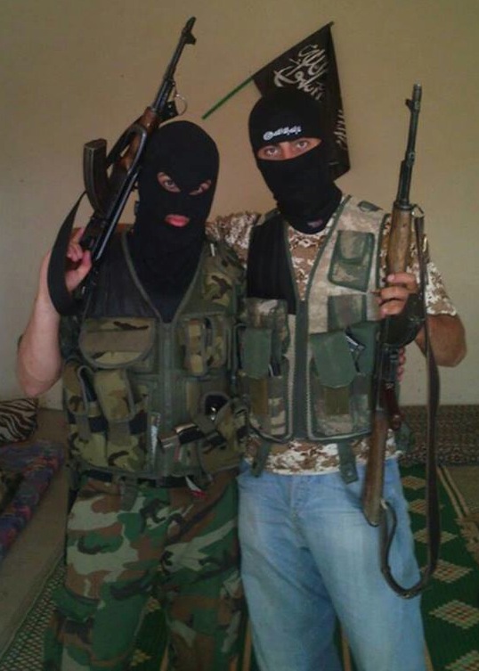 Ahmed Samsam fra Vollsmose sammen med Özgür Deveci fra Hedehusene i Ar-Raqqah, Syrien og med jihad-flag i baggrunden. 