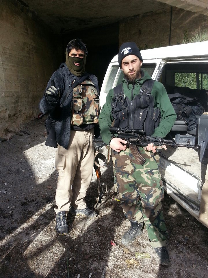 Özgür Deveci (th.) med sort hue på, med al-Qaeda emblem (2013). 