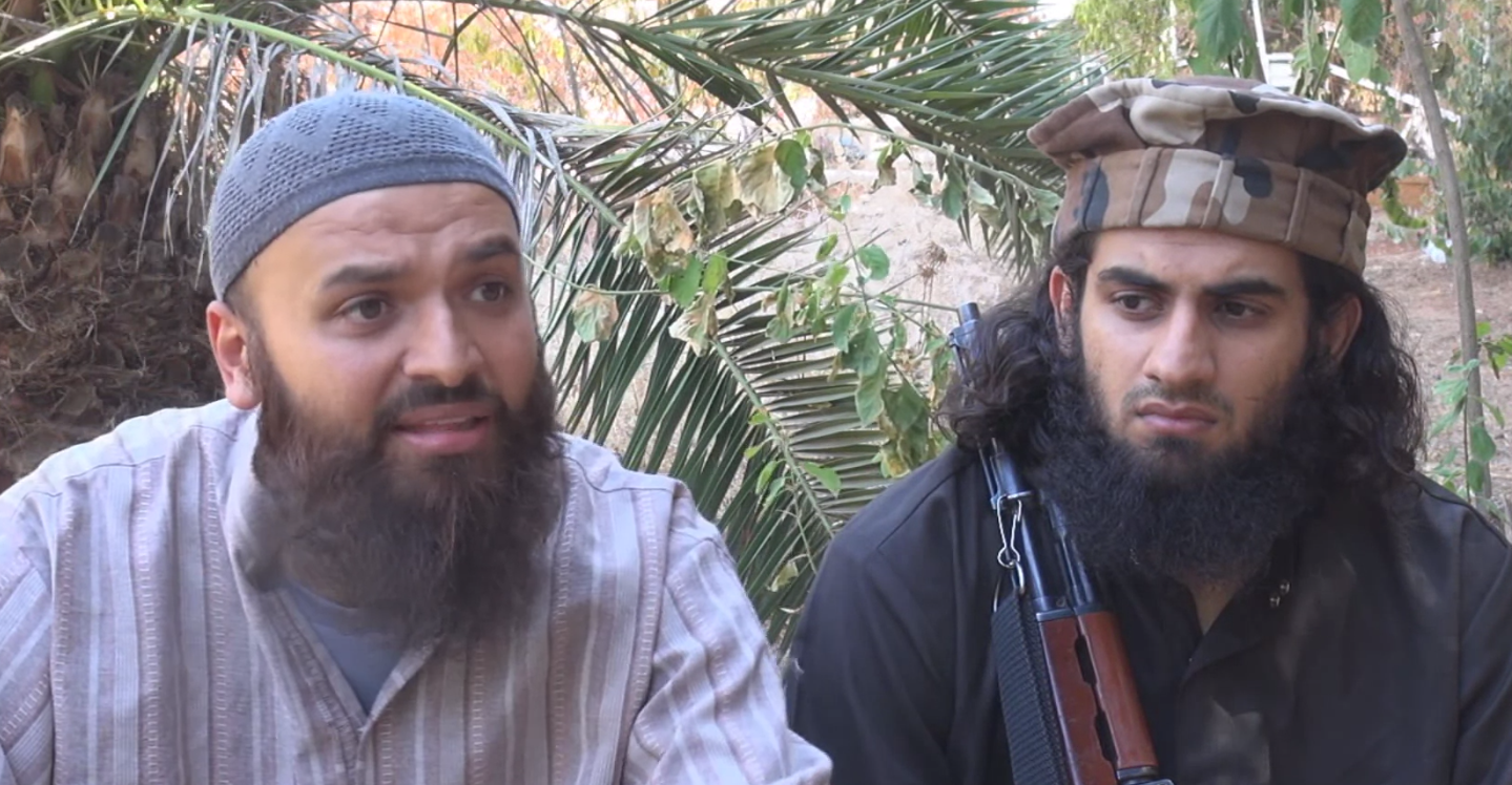Shiraz Tariq (tv.) med Abu Khattab (th.) i en af deres mange videoer fra Syrien. 