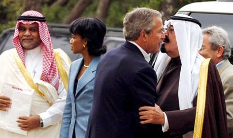 George Bush havde et særlig intimt forhold til Saudi-Arabiens Kong Abdullah Al-Saud, hvor gåture hånd i hånd og tætte kys var inkluderet. 