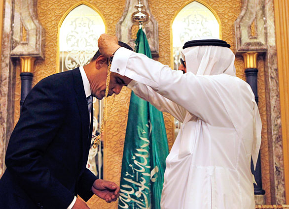 Obama bukker hovedet for den saudiske hæder. 