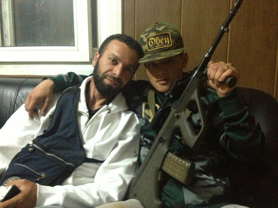Michael Chau (th.) med en østrigsk Steyr AUG (5.56mm.) i Syrien. Al-Qaeda er meget afhængige af vestlige penge- og våbenleverancer i Syrien. 