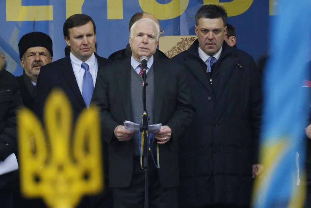 John McCain (midten) med fascisten Oleh Tyahnybok, der er leder af det fascistiske oppositionsparti Svoboda. 