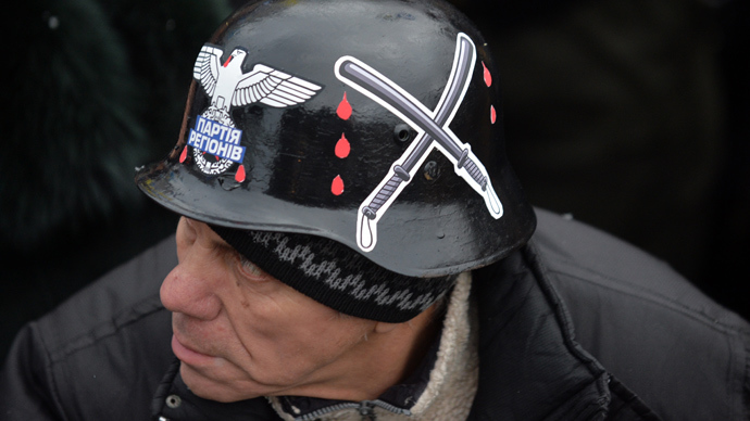 Ekstremist med nazi-hjelm klar til kamp mod Politiet.