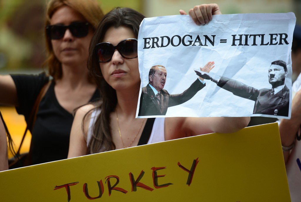 Der er store protester i Tyrkiet mod diktatoren Erdogan. Hans seneste træk er, at han nu vil forbyde Twitter og Facebook i Tyrkiet. 