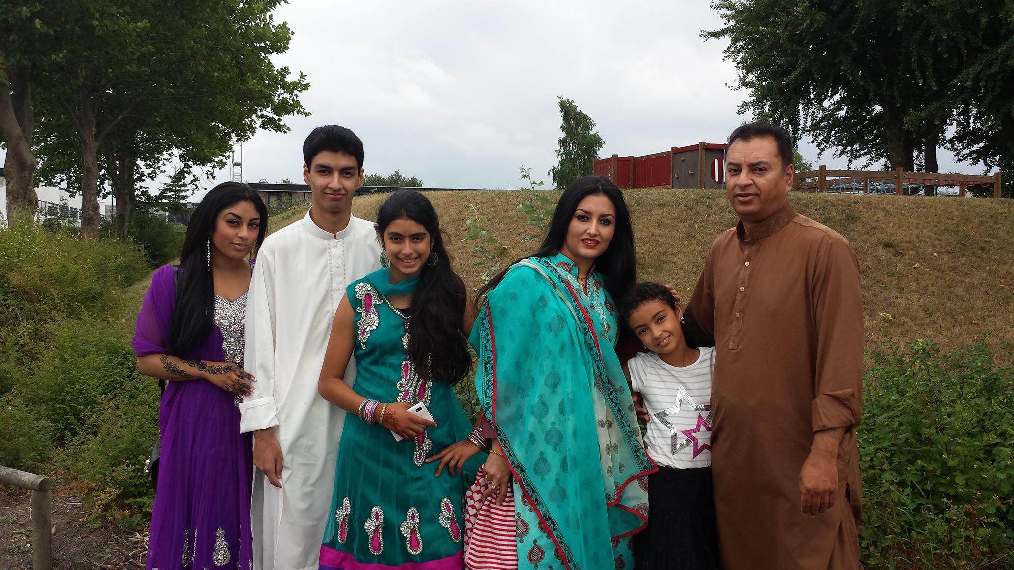 Zaki Agha (nr 2. fra venstre) med sin familie. 
