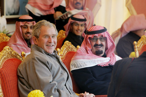 Kong Abdullah (th.) med sin gode ven George Bush. Sammen planlagde de angiveligt 9/11. 