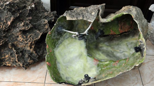 SANA har offentliggjort dette foto af vraget, som er taget af hæren efter nedskydningen. Det viser bl.a. spion-udstyret placeret i en boks af fiber-materiale. 