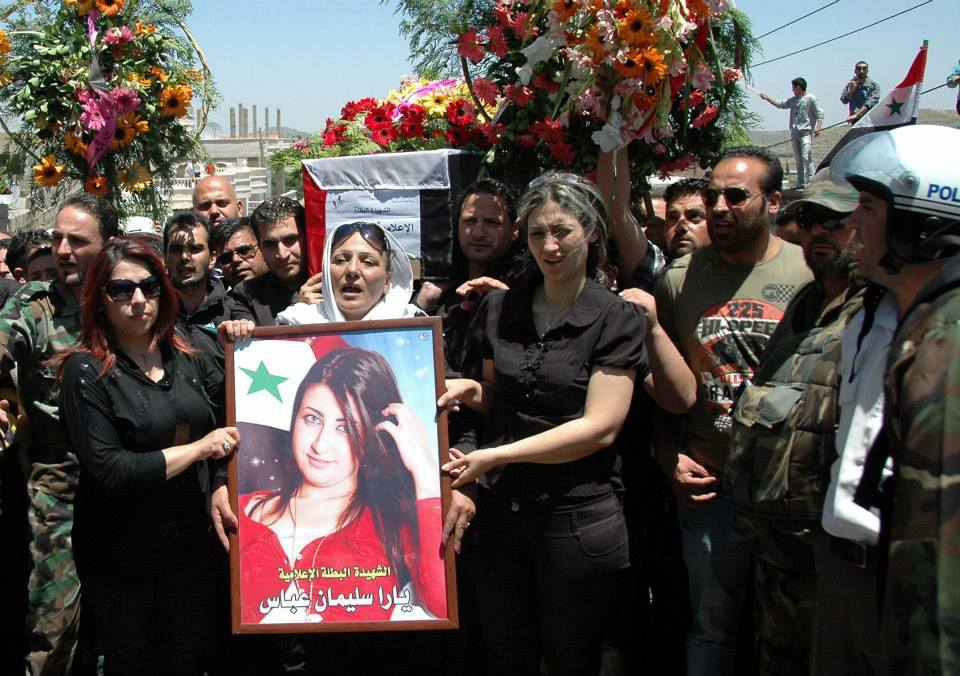 Begravelsen af 26-årige Yara Abbas, der blev myrdet i Qusair i går af terrorister fra den såkaldte "oprørsbevægelse". Disse kan nu modtage våben fra EU. 