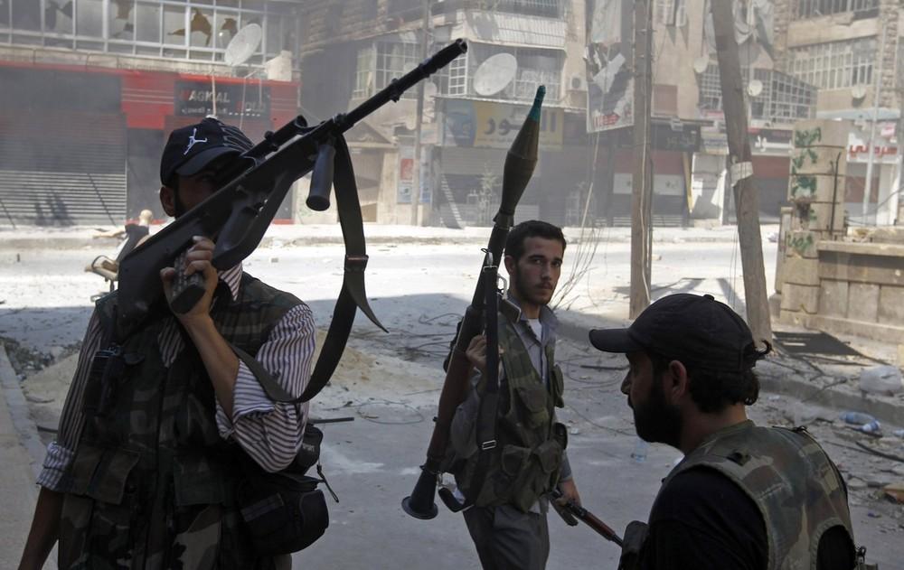En gruppe terrorister i Syrien. Til venstre med en Steyr AUG (5.56mm) fra Østrig. 